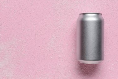 Renkli arka planda soda kutusu