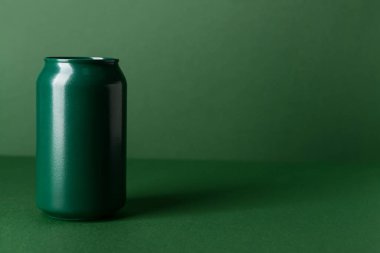 Renkli arka planda soda kutusu