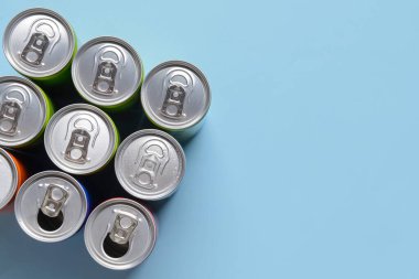 Renkli arkaplanda soda kutuları