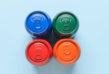 Renkli arkaplanda soda kutuları