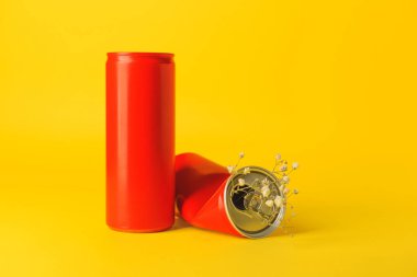 Renkli çiçekli gazoz kutuları