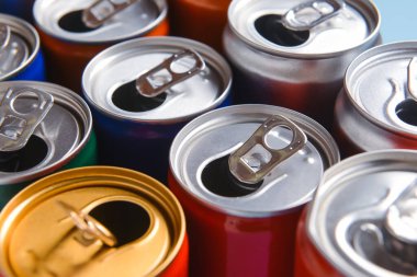 Bir sürü soda kutusu, yakın plan.