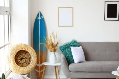 Sörf tahtası ve kanepesi olan modern şık bir oda.