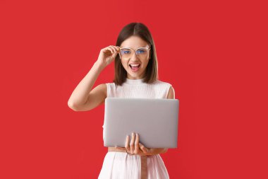 Dizüstü bilgisayarı olan genç bir kadın.