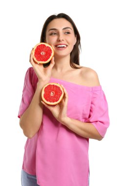 Beyaz arka planda greyfurt olan güzel bir kadın.