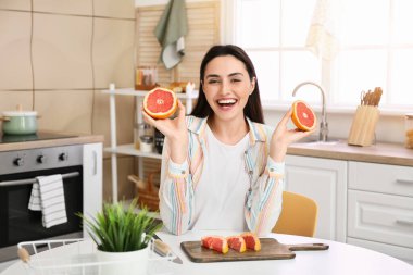 Mutfakta greyfurtlu genç bir kadın.