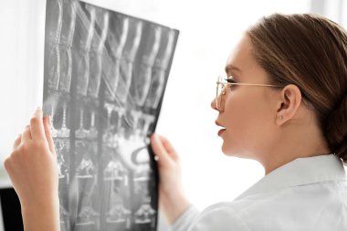 Klinikte röntgen taraması olan kadın doktor.