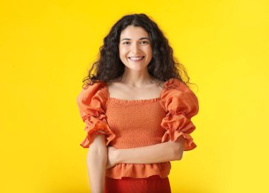 Renkli arka planda güzel genç bir kadın