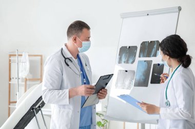 Doktorlar klinikte röntgen taraması yapıyor.