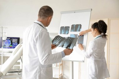 Doktorlar klinikte röntgen taraması yapıyor.