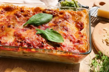 Sofrada lezzetli sebze lazanyalı fırın yemeği, yakın plan.