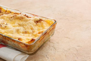 Renkli arka planda lezzetli sebze lazanyalı fırın yemeği, yakın plan.