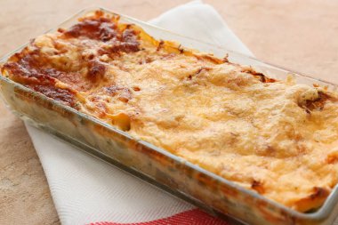 Renkli arka planda lezzetli sebze lazanyalı fırın yemeği.