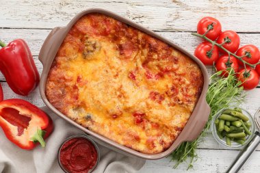 Hafif ahşap arka planda lezzetli sebze lazanyalı kompozisyon