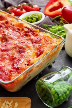 Sofrada lezzetli sebze lazanyalı fırın yemeği, yakın plan.