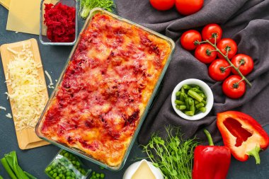 Esmer arka planda lezzetli sebze lazanyalı kompozisyon