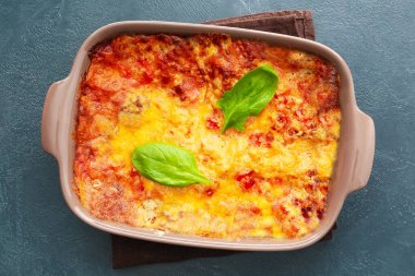 Koyu arkaplanda lezzetli sebze lazanyalı fırın yemeği.