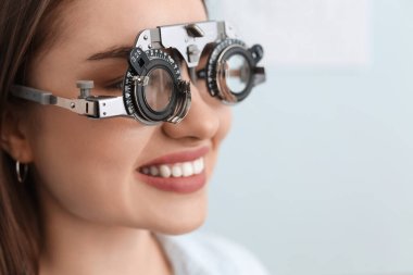 Klinikteki göz doktorunu ziyaret eden genç bir kadın.