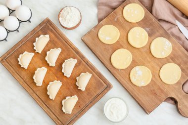 Hafif arkaplanda çiğ hamur köftesi kompozisyonu