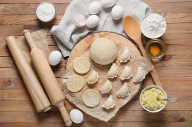 Ahşap arka planda çiğ hamur köftesi kompozisyonu