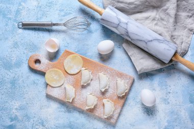 Renkli arkaplanda çiğ hamur köftesi bileşimi