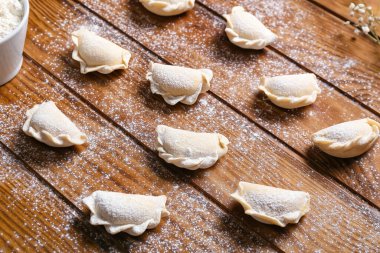 Ahşap arka planda çiğ hamur tatlısı