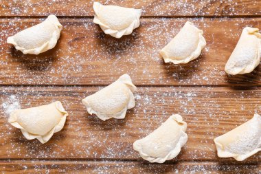 Ahşap arka planda çiğ hamur tatlısı