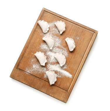 Beyaz arka planda çiğ hamur tatlısı olan ahşap tahta.