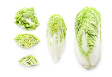 Beyaz arka planda taze kesilmiş Çin lahanası