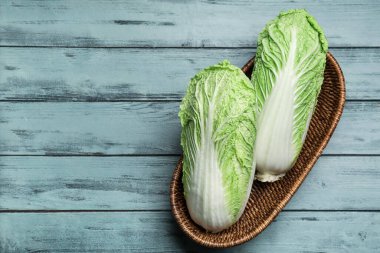 Taze Çin lahanası ve ahşap kaplama sepet.