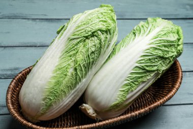 Taze Çin lahanalı sepet, ahşap kaplama, yakın plan.