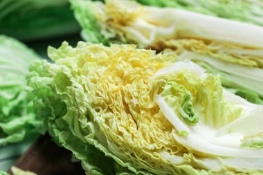 Taze kesilmiş Çin lahanası masada, yakın plan.