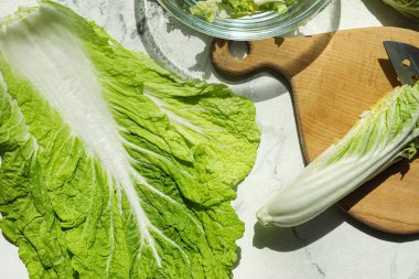 Hafif arka planda taze Çin lahanası olan tahta.