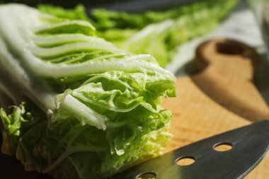 Taze Çin lahanası masada, yakın plan.