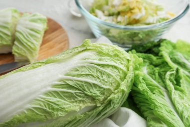 Taze Çin lahanası masada, yakın plan.