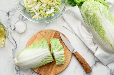 Hafif arka planda taze kesilmiş Çin lahanası olan tahta.