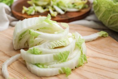 Taze kesilmiş Çin lahanası masada, yakın plan.