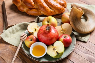 Meyveli bal, sabar ve ahşap arka planda challah. Rosh hashanah (Yahudi Yeni Yılı) kutlaması
