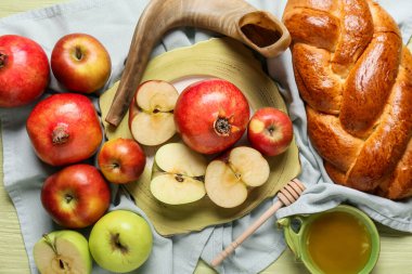 Meyveli bal, şamandıra ve ahşap kaplamalı challah. Rosh hashanah (Yahudi Yeni Yılı) kutlaması