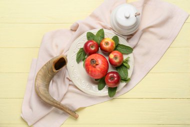 Meyveli bal ve renkli ahşap arka planda shofar. Rosh hashanah (Yahudi Yeni Yılı) kutlaması