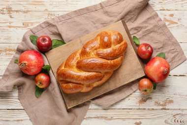 Ahşap arka planda meyveler ve challah. Rosh hashanah (Yahudi Yeni Yılı) kutlaması