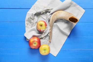 Elma ve şalgam renkli ahşap arka planda. Rosh hashanah (Yahudi Yeni Yılı) kutlaması