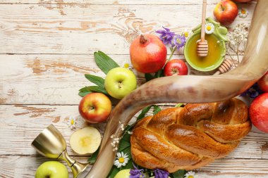 Beyaz ahşap arka planda Rosh hashanah (Yahudi Yeni Yılı) kutlamaları