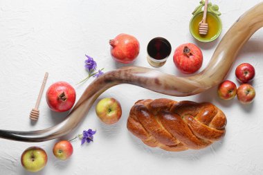 Beyaz arka planda Rosh Hashanah (Yahudi Yeni Yılı) kutlamaları