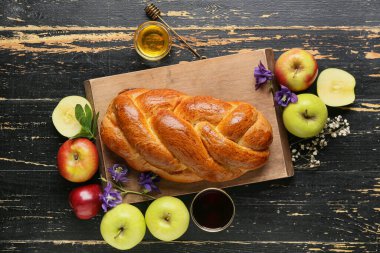Elmalı bal ve koyu ahşap arka planda challah. Rosh hashanah (Yahudi Yeni Yılı) kutlaması