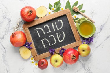 Beyaz arka planda Rosh Hashanah (Yahudi Yeni Yılı) kutlamaları