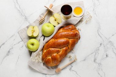 Elmalı bal, beyaz arka planda kalamar ve kutsal şarap kadehi. Rosh hashanah (Yahudi Yeni Yılı) kutlaması