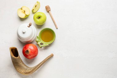 Meyveli bal ve beyaz arka planda Shofar. Rosh hashanah (Yahudi Yeni Yılı) kutlaması