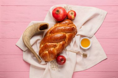 Rosh hashanah (Yahudi Yeni Yılı) için rengarenk ahşap arka planda kompozisyon