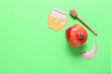 Renk arkaplanı üzerine Rosh hashanah 'ın (Yahudi Yeni Yılı) nar ve kağıt sembolleri